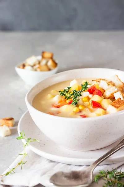 Tigela Sopa Caseira Chowder Milho Com Batatas Cenouras Pimentão Vermelho — Fotografia de Stock