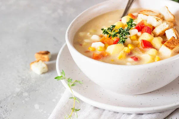 Cuenco Sopa Casera Sopa Maíz Con Papas Zanahorias Pimiento Rojo —  Fotos de Stock