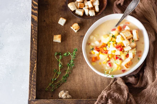 Tigela Sopa Caseira Milho Com Batatas Cenouras Pimentão Vermelho Croutons — Fotografia de Stock