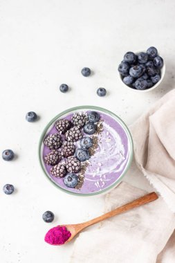 Üzümlü meyve suyu kasesi, böğürtlen, chia tohumu ve hindistan cevizi gevreği. Sağlıklı kahvaltı meyve suyu kasesi.