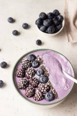 Üzümlü meyve suyu kasesi, böğürtlen, chia tohumu ve hindistan cevizi gevreği. Sağlıklı kahvaltı meyve suyu kasesi.