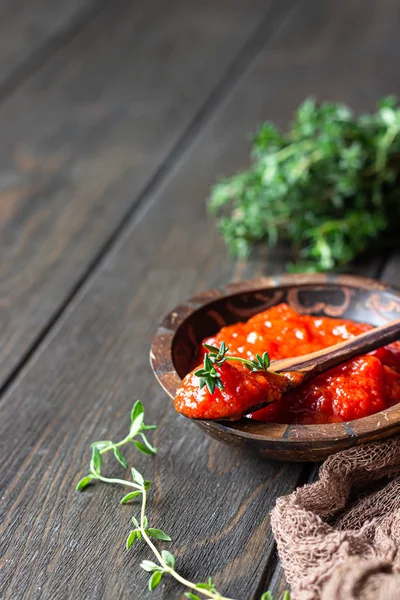 胡椒慕斯 Ajvar 胡椒粉 或品红蔬菜 用木瓜和西红柿制成 放在乡村木桌上的木碗里 塞尔维亚土产食品 — 图库照片