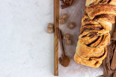 Tarçınlı babka mı yoksa kremalı çörek mi? Tarçınlı ekmek. Povitica: Geleneksel Polonya tatlı ekmeği. Kahvaltı için ev yapımı hamur işi. Açık gri arkaplan.