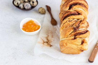 Tarçınlı babka mı yoksa kremalı çörek mi? Tarçınlı ekmek. Povitica: Geleneksel Polonya tatlı ekmeği. Kahvaltı için ev yapımı hamur işi. Açık gri arkaplan.