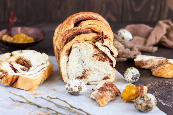 Kawałki Domowej Roboty Cynamonu Babka Lub Wirować Brioche Chleb Cynamonowy — Zdjęcie stockowe