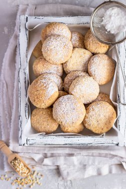 Fıstık ezmeli ve pudra şekerli taze tereyağlı kurabiyeler. Açık gri taş arka plan. Seçici odak. 
