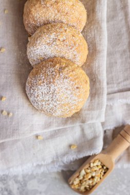 Fıstık ezmeli ve pudra şekerli taze tereyağlı kurabiyeler. Açık gri taş arka plan. Seçici odak. 