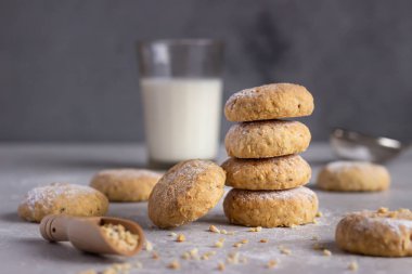 Fıstık ezmeli ve pudra şekerli taze tereyağlı kurabiyeler. Açık gri taş arka plan. Seçici odak. 