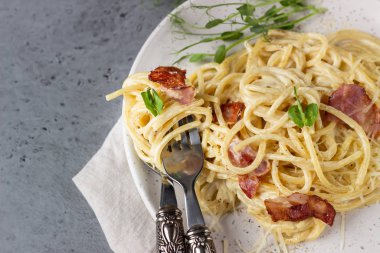 Carbonara makarna, pastırmalı spagetti, yumurta, parmesan peyniri ve krema sosu seramik tabakta. Geleneksel İtalyan mutfağı. Carbonara soslu makarna..