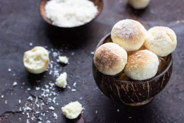 Hindistan cevizi taneli kurabiyeler, koyu kahverengi beton arka plan. Hindistan cevizli kurabiye..