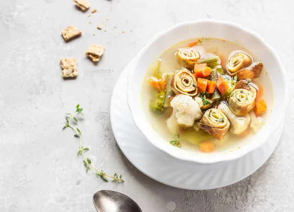 Sopa Legumes Com Panquecas Ovos Fundo Cinza Claro Tradicional Alemão — Fotografia de Stock