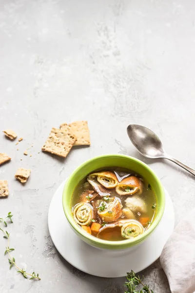 Vegetable soup with egg pancakes on light grey background. Traditional German Flaedlesuppe and Austrian Frittatensuppe. — Stock Image Vegetable Soup Egg Pancakes Light Grey Background Traditional German Flaedlesuppe Stock Photo