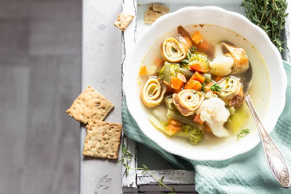 Vegetable soup with egg pancakes on light grey background. Traditional German Flaedlesuppe and Austrian Frittatensuppe. — Stock Image Vegetable Soup Egg Pancakes Light Grey Background Traditional German Flaedlesuppe Stock Picture