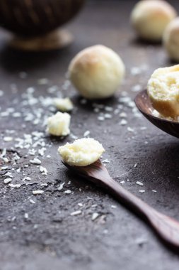 Hindistan cevizi taneli kurabiyeler, koyu kahverengi beton arka plan. Hindistan cevizli kurabiye..