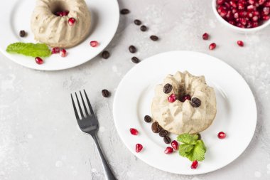 Kahve ve muzlu vejetaryen mini peynirli kekler kahve çekirdekleri, nar ve nane ile süslenmiş muzlar. Kabuklu kahveli peynirli kek yok.. 