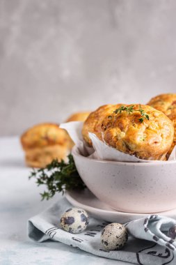 Pastırmalı tuzlu kekler, bıldırcın yumurtası, yeşil soğan ve peynir arkaplanda. Protein kahvaltısı. Paleo veya keto diyeti.