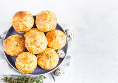 Pastırmalı tuzlu kekler, bıldırcın yumurtası, yeşil soğan ve peynir arkaplanda. Protein kahvaltısı. Paleo veya keto diyeti.