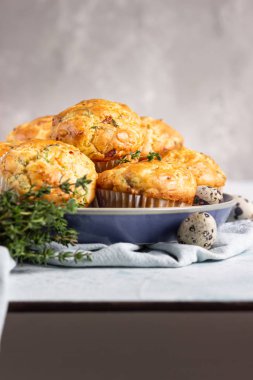 Pastırmalı tuzlu kekler, bıldırcın yumurtası, yeşil soğan ve peynir arkaplanda. Protein kahvaltısı. Paleo veya keto diyeti.