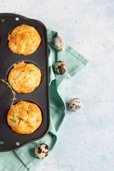 Smakrika Muffins Med Bacon Vaktelägg Grön Lök Och Ost Ljus — Stockfoto