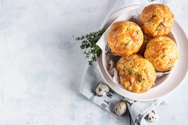 Smakrika Muffins Med Bacon Vaktelägg Grön Lök Och Ost Ljus — Stockfoto