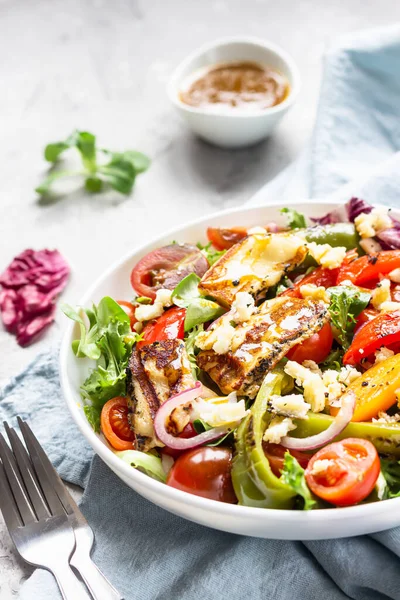 Gemüsesalat Kirschtomaten Gebackene Paprika Salatmischung Und Zwiebeln Mit Gegrilltem Haloumi — Stockfoto