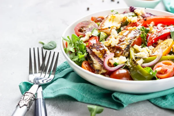 Insalata Verdure Pomodorini Pepe Forno Insalata Cipolla Con Haloumi Alla — Foto Stock