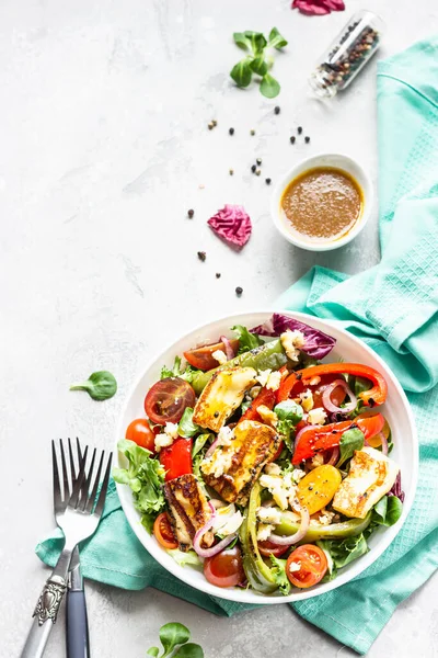 Zöldségsaláta Cseresznye Paradicsom Sült Bors Salátakeverék Hagyma Grillezett Haloumi Halloumi — Stock Fotó