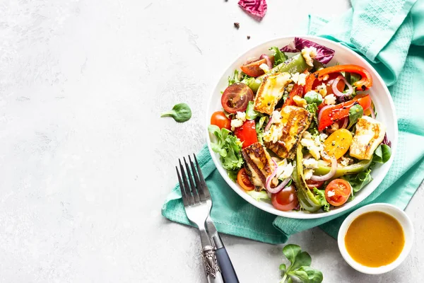 Plantaardige Salade Kerstomaten Gebakken Peper Salade Mix Met Gegrilde Haloumi — Stockfoto