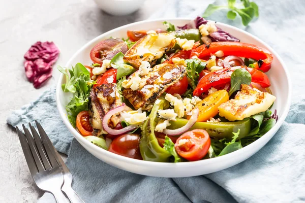 Gemüsesalat Kirschtomaten Gebackene Paprika Salatmischung Und Zwiebeln Mit Gegrilltem Haloumi — Stockfoto