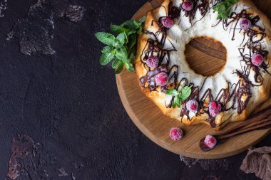Süzme peynir fırınlanmış puding ya da çikolata jöleli güveç ahududu ve nane ile süslenmiş. Karanlık ruh hali fotoğrafı, kahverengi taş arka plan..
