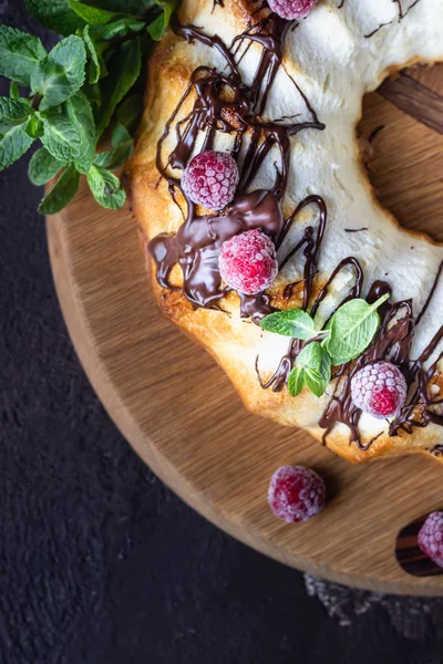 Cottage Kaas Gebakken Pudding Ovenschotel Versierd Met Chocolade Glazuur Frambozen — Stockfoto