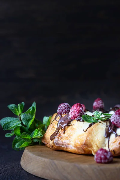 Cottage Kaas Gebakken Pudding Ovenschotel Versierd Met Chocolade Glazuur Frambozen — Stockfoto