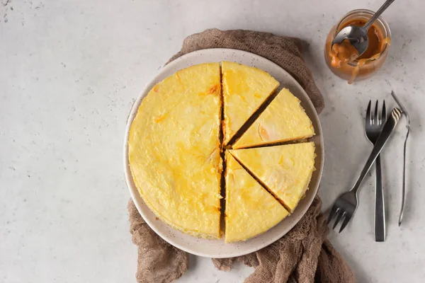 Bolo Queijo Abóbora Com Molho Caramelo Fundo Pedra Cinza Claro — Fotografia de Stock