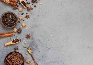 Baharatlı Hint masala çayı ya da kahve yapmak için gerekli malzemeler. Kurutulmuş siyah çay, kavrulmuş kahve çekirdekleri, kuru anason yıldız tohumları, tarçın çubukları, kakule, karabiber ve esmer şeker..