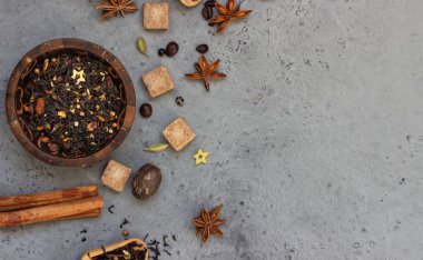 Baharatlı Hint masala çayı ya da kahve yapmak için gerekli malzemeler. Kurutulmuş siyah çay, kavrulmuş kahve çekirdekleri, kuru anason yıldız tohumları, tarçın çubukları, kakule, karabiber ve esmer şeker..