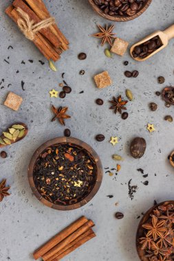 Baharatlı Hint masala çayı ya da kahve yapmak için gerekli malzemeler. Kurutulmuş siyah çay, kavrulmuş kahve çekirdekleri, kuru anason yıldız tohumları, tarçın çubukları, kakule, karabiber ve esmer şeker..