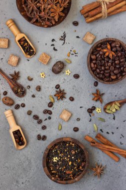 Baharatlı Hint masala çayı ya da kahve yapmak için gerekli malzemeler. Kurutulmuş siyah çay, kavrulmuş kahve çekirdekleri, kuru anason yıldız tohumları, tarçın çubukları, kakule, karabiber ve esmer şeker..