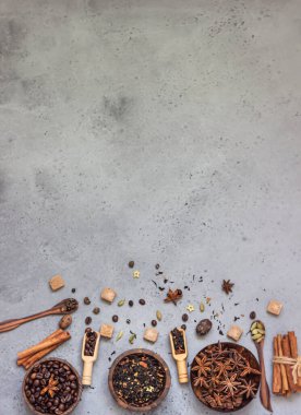 Baharatlı Hint masala çayı ya da kahve yapmak için gerekli malzemeler. Kurutulmuş siyah çay, kavrulmuş kahve çekirdekleri, kuru anason yıldız tohumları, tarçın çubukları, kakule, karabiber ve esmer şeker..