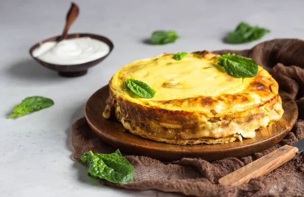 Crepes Roll Con Espinacas Pollo Queso Crema Horno Con Salsa —  Fotos de Stock