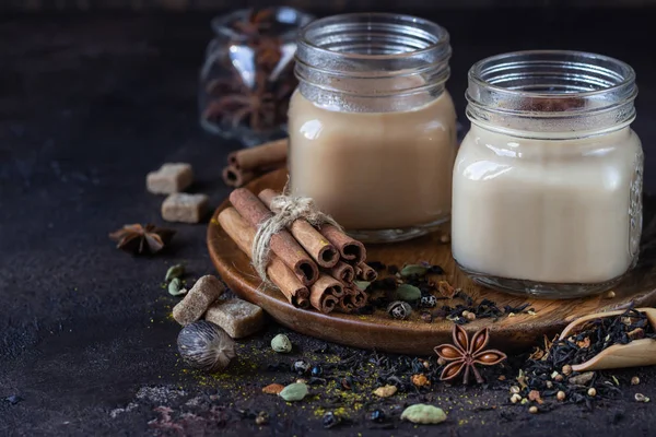 Dvě Zednické Sklenice Indickým Masala Čajem Tmavém Kamenném Pozadí Kořeněný — Stock fotografie