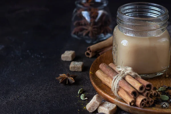 Mason Jar Hagyományos Indiai Masala Chai Tea Sötét Háttér Fűszeres — Stock Fotó