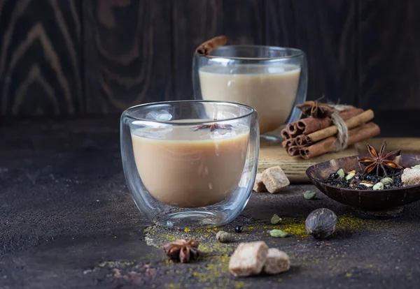 Tradiční Masala Chai Skleněném Poháru Složkami Skořice Anýz Kardamom Muškátový — Stock fotografie