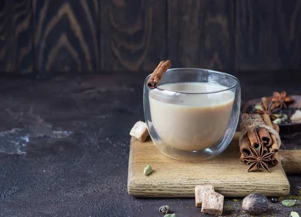 Chai Masala Tradicional Taza Vidrio Con Ingredientes Canela Anís Cardamomo — Foto de Stock