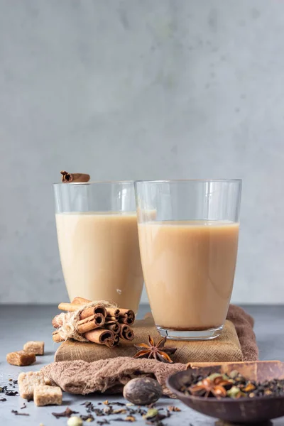 Due Bicchieri Con Bevanda Tradizionale Indiana Masala Chai Latte Con — Foto Stock