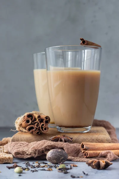 Dvě Sklenice Pití Tradičním Indickým Nápojem Masala Chai Čaj Mléčný — Stock fotografie