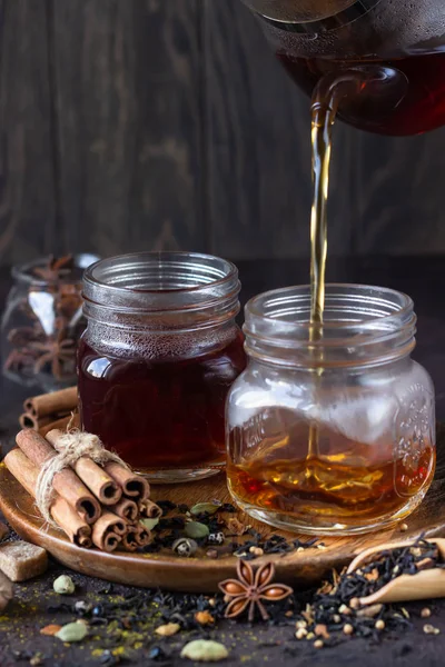 Процес Заварювання Чаю Гарячий Чорний Чай Виливають Глечик Каменю Інгредієнти — стокове фото