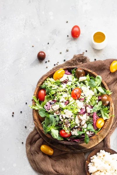 Vitamine Salade Met Groene Mix Salade Bladeren Gekleurde Kerstomaten Ricotta — Stockfoto