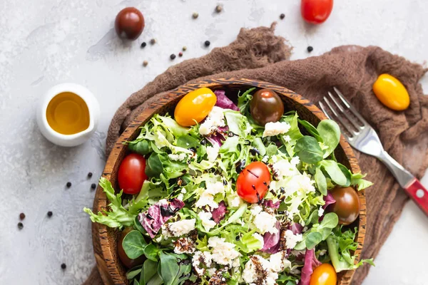 Vitamine Salade Met Groene Mix Salade Bladeren Gekleurde Kerstomaten Ricotta — Stockfoto