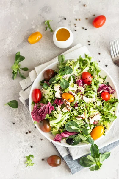 Mescolare Foglie Insalata Verde Con Pomodorini Colorati Ricotta Formaggio Feta — Foto Stock