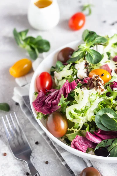 Groene Mix Saladebladeren Met Gekleurde Kerstomaten Ricotta Feta Kaas Balsamico — Stockfoto